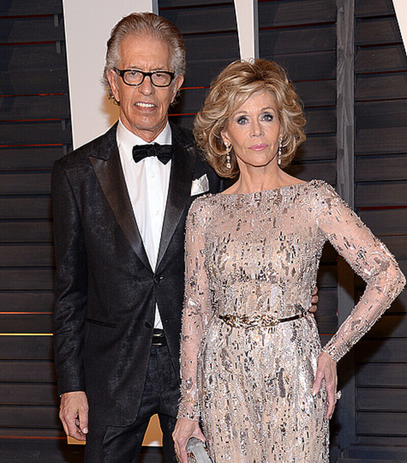 Джейн Фонда трижды была замужем: с 1965-го по 1973-й год она состояла в браке с французским режиссером Роже Вадимом, с 1973-го по 1990-й год была супругой политика Тома Хайдена, с 1991-го по 2001-й год являлась женой телемагната Теда Тернера. С музыкальны