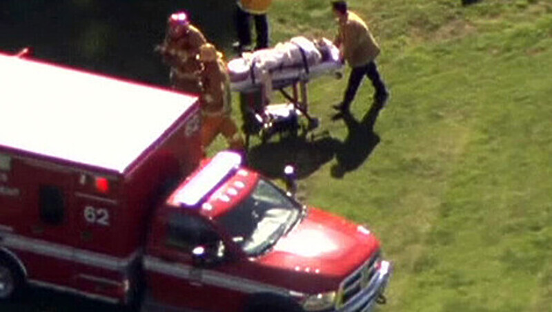 Актера уносят с места происшествия. Съемка телеканала CNN