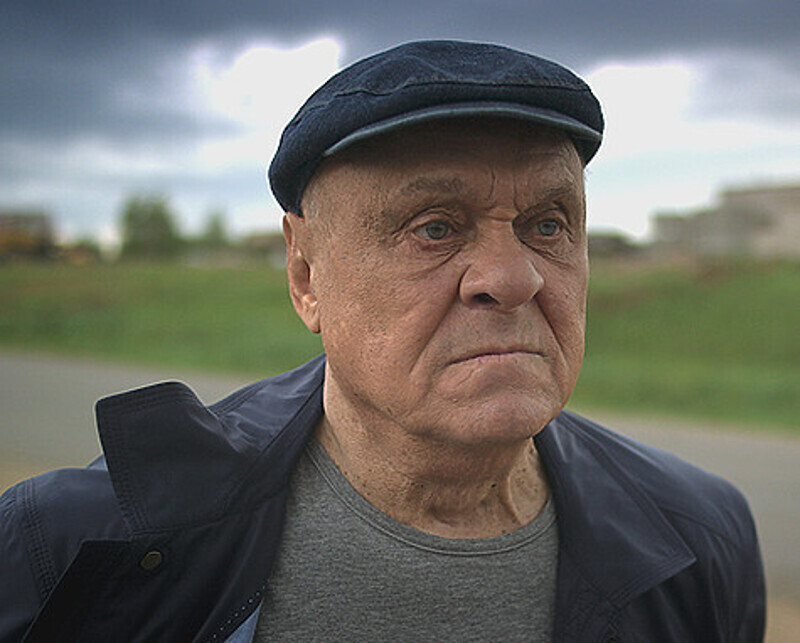 С Владимиром Меньшовым, сыгравшим роль тренера, у ребят сложились очень уважительные отношения. На площадке он был для них гуру. Фото: материалы пресс-служб.