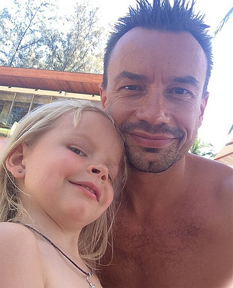 В микроблоге Серова очень много снимком с дочерью. Фото: Instagram.com.