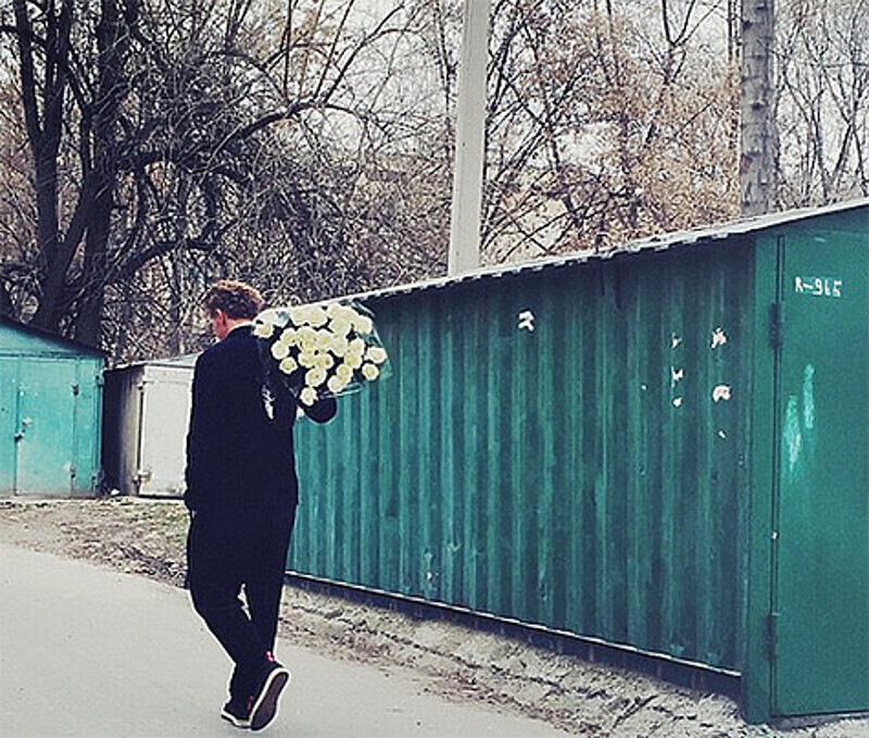 Илья Бачурин преподнес бабушке Равшаны Курковой роскошный букет. Фото: Instagram.com.