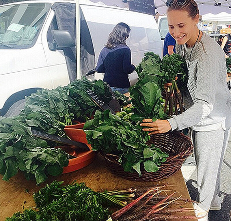 Marikakravtsova: «Простые радости: по воскресеньям и средам наша «светская жизнь» сосредоточена здесь! Фермерский рынок. Восхищаюсь людьми, которые собственным трудом дарят нам всю эту волшебную красоту и здоровье!» Фото: Instagram.com.