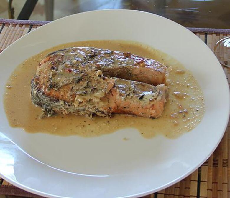 Семга в белом вине с лимоном и сметаной. 