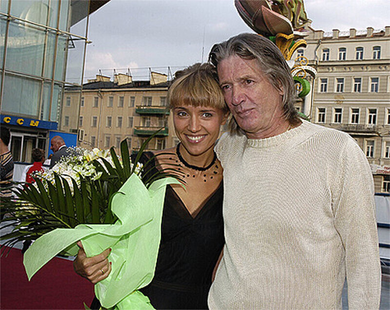 Алферова и Абдулов казались идеальной парой. Все думали, что Ксюша – их общий ребенок. Александр воспитывал девочку как свою родную дочь. И она отвечала ему любовью.