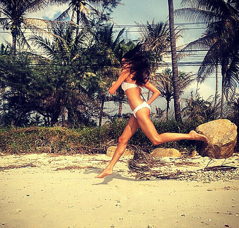 Понарошку даже на отдыхе не дает себе слабину и активно занимается спортом. Фото: Instagram.com/irenaponaroshku.