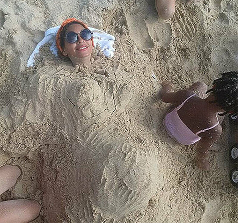 В микроблоге Бейонсе появился снимок, который вновь породил волну слухов о беременности певицы. Фото: Instagram.com/beyonce.