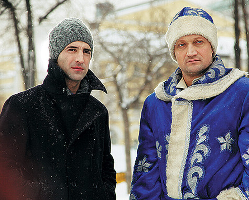 Гоше Куценко (справа), как и Илье Любимову, в картине досталась роль невидимки. «По мне, так это картина об одиночестве души человеческой, — говорит актер. — Человек даже готов стать невидимым, только чтобы осязать свое счастье, свою сопричастность, свою 