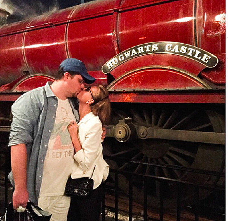 Харламов и Асмус побывали в парке, посвященном приключениям Гарри Поттера. Супруги даже прокатились на поезде, который перевозил юных волшебников в школу Хогвартс. Asmuskristina: «В поездке на #хогвартсэкспресс целый перформанс! Нам очень понравилось в па