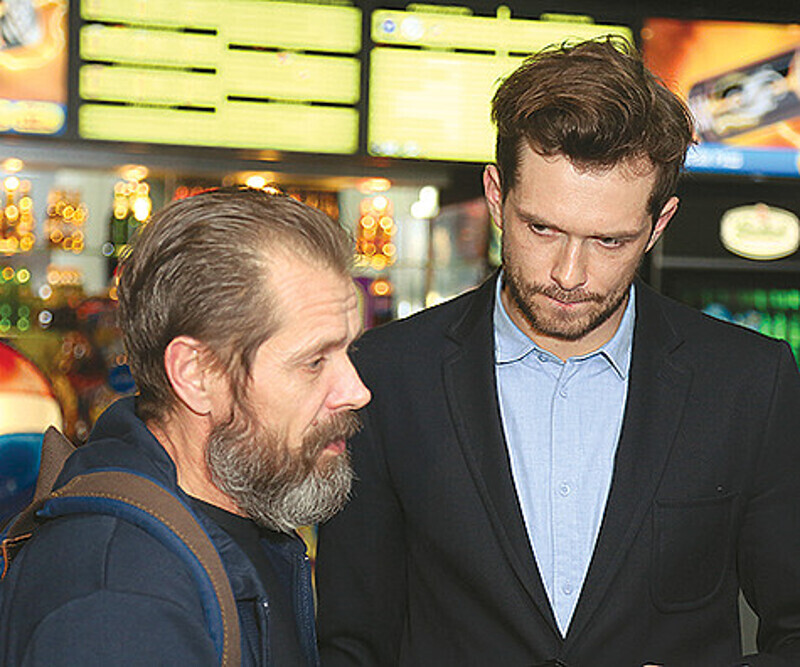 Актер Григорий Добрыгин пришел на премьеру со своим отцом, который оказался настоящим подводником и, конечно же, не мог не посмотреть фильм, где его сын играет моряка. Кстати, перед съемками Григорий побывал на настоящей подводной лодке в Севастополе.