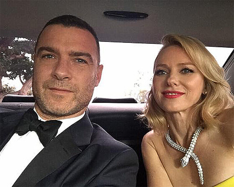 Лив Шрайбер и Наоми Уоттс едут на церемонию наград «Золотой глобус». Фото: Instagram.com.