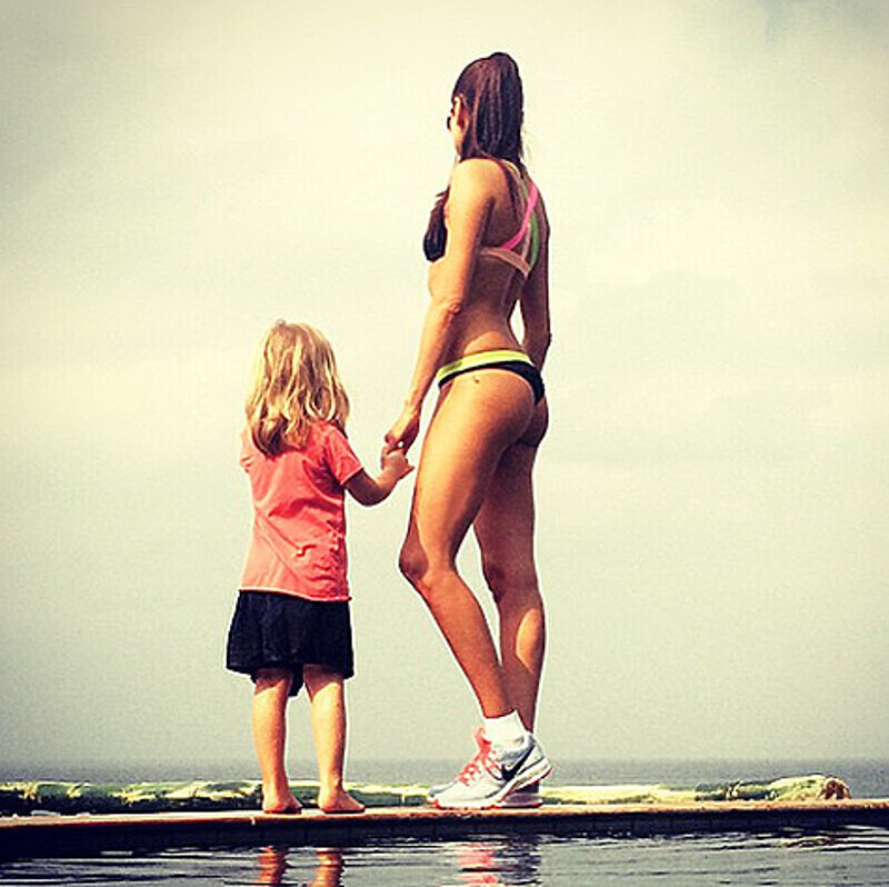 Irenaponaroshku: «Подробно объяснила, что такое горизонт. Теперь просит съездить туда, где небо встречается с морем». Фото: Instagram.com/irenaponaroshku.