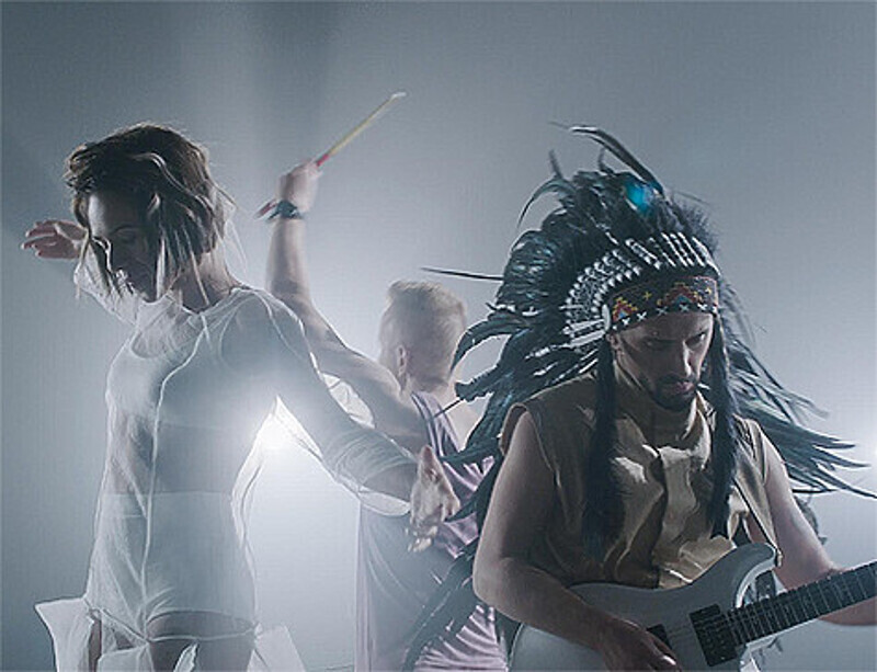 В новом клипе группа IOWA дает концерт в некоем таинственном пространстве, где собрались самые преданные ее слушатели. Фото: материалы пресс-служб.