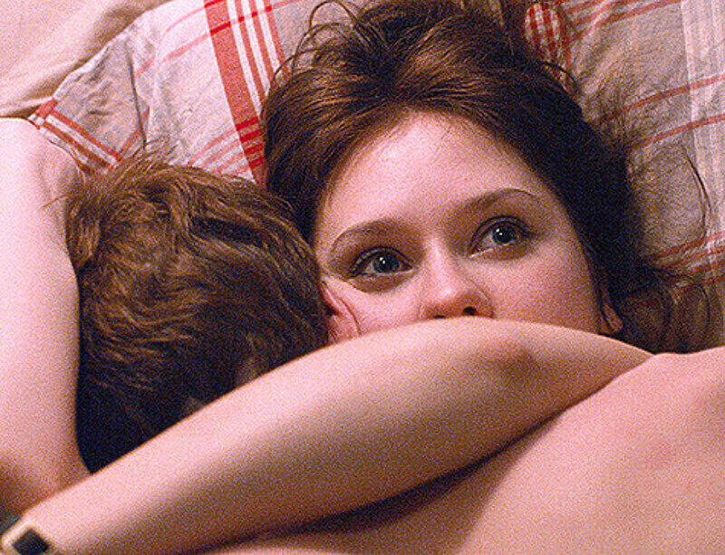 Картина рассказывает об отношениях молодой супружеской пары, в которых много любви и страсти, но мало общих целей в жизни. Кадр из фильма «Еще один год».