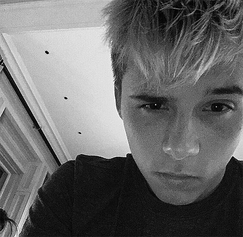 «Блондинам живется веселее», - уверен Бруклин Бекхэм. Фото: Instagram.com/brooklynbeckham.