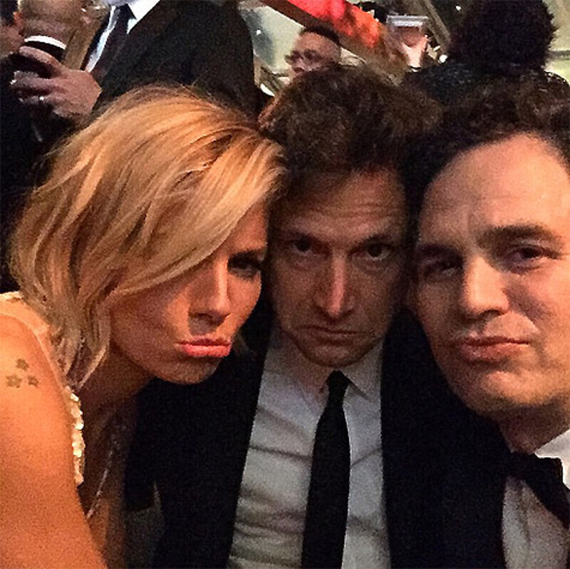 Марк Руффало фото с коллегами по фильму «Охотник на лис» на церемонии наград «Золотой глобус». Фото: Instagram.com.