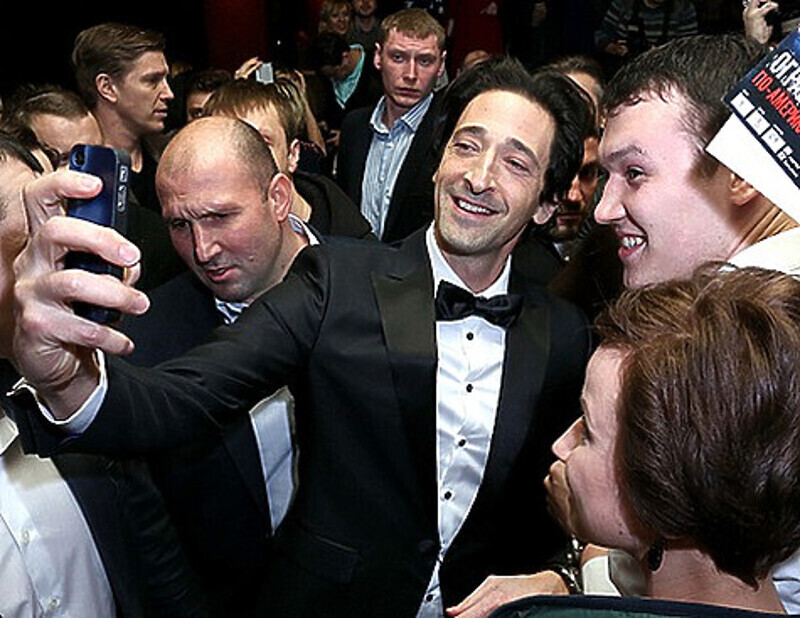 Эдриан Броуди решил сделать селфи с московскими фанатами.