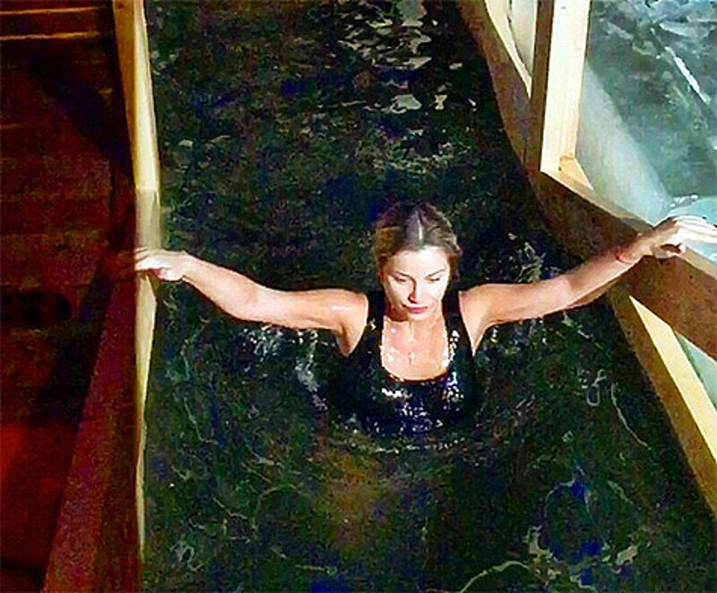 Ольга Орлова в эту ночь окунулась в иордань. Фото: Instagram.com.