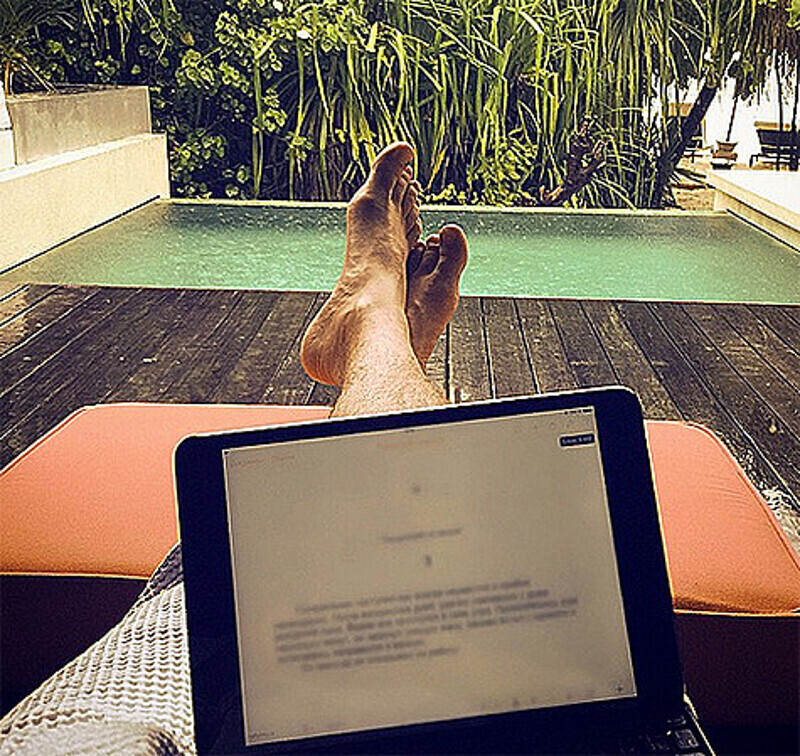 «Океан, дождь, тишина, время. Пишу новую книгу», - подписал этот снимок Алексей Чумаков. Фото: Instagram.com/Juliakovalchuk.