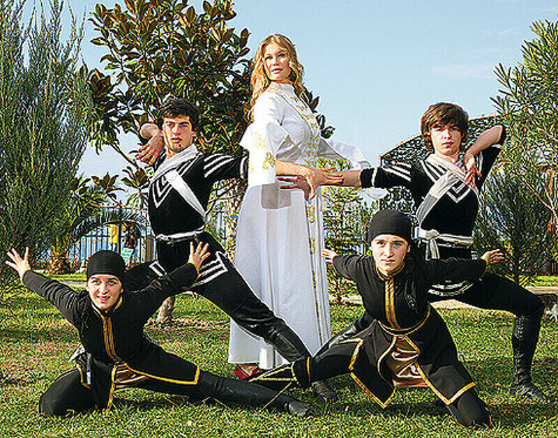 Культура Абхазии настолько впечатлила Кристину, что она решила попробовать себя в роли участницы фольклорного коллектива.