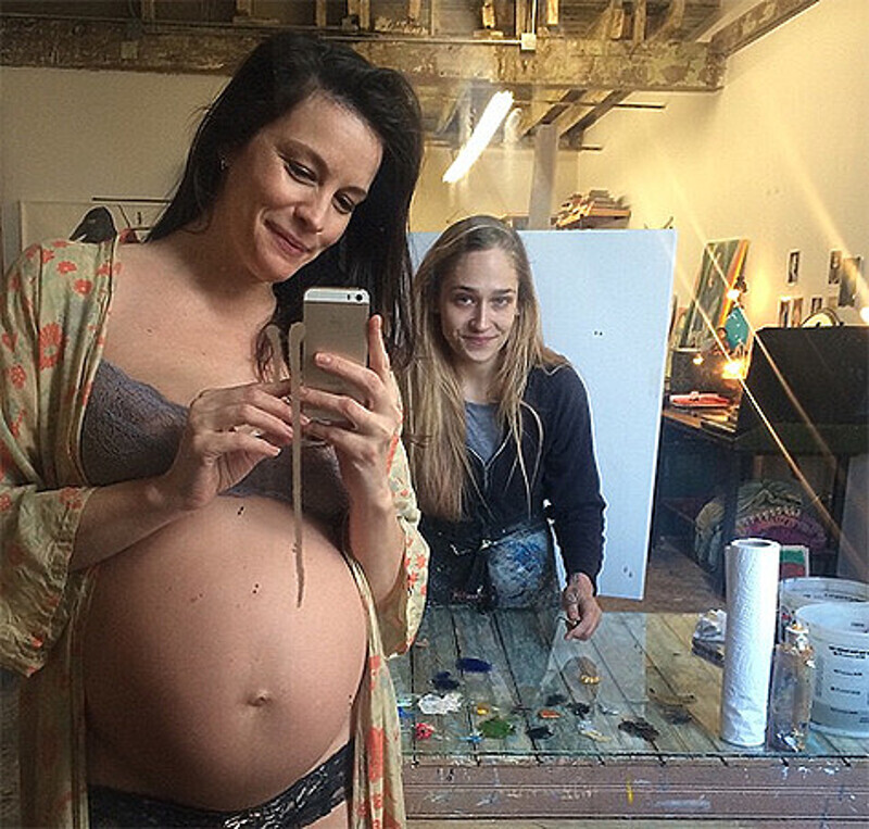 Недавно Лив Тайлер показала снимок в неглиже и без косметики с пояснением, что ее подруга-художник собирается написать ее портрет. Фото: Instagram.com/misslivalittle.