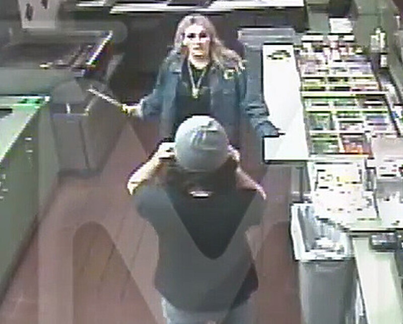 Защищая друга, Джейми Лиин Спирс схватила нож и начала угрожать им дерущимся. Фото: www.youtube.com.