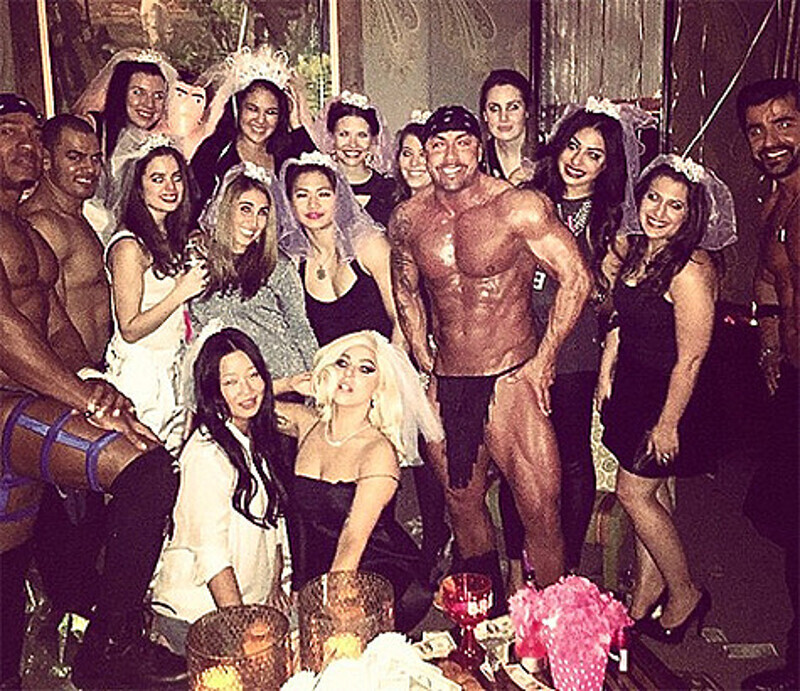 В ночь с субботы на воскресенье Леди Гага до утра веселилась на девичнике своей подруги. Фото: Instagram.com/ladygaga.