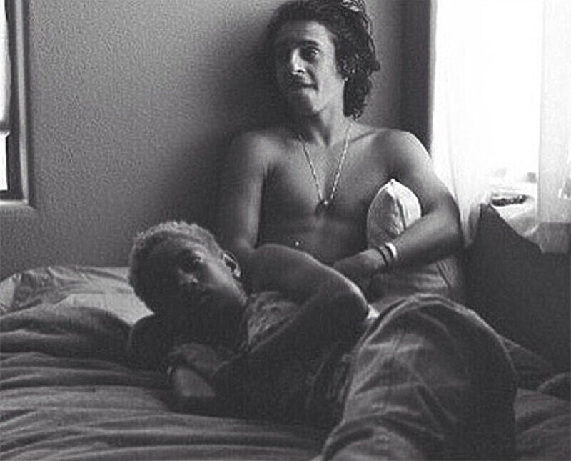 Снимок, на котором Уиллоу Смит позирует рядом с актером Мойзесом Ариасом, вызвала волну критики. Фото: Instagram.com.