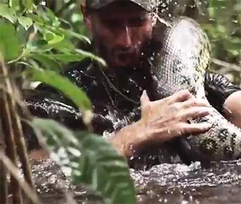 Анаконда отказалась съесть Пола Розоли на камеру. Фото: www.youtube.com.