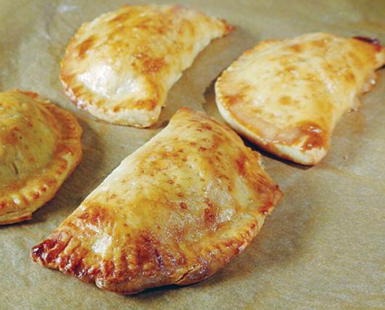 Пирожки с красной рыбой и рисом. Фото: материалы пресс-служб. 