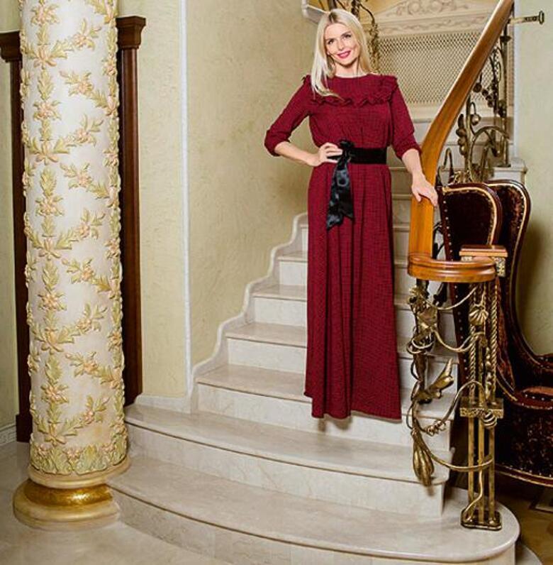 Анна Чурина. Фото: Мигель; платья: Sergey Sysoev.