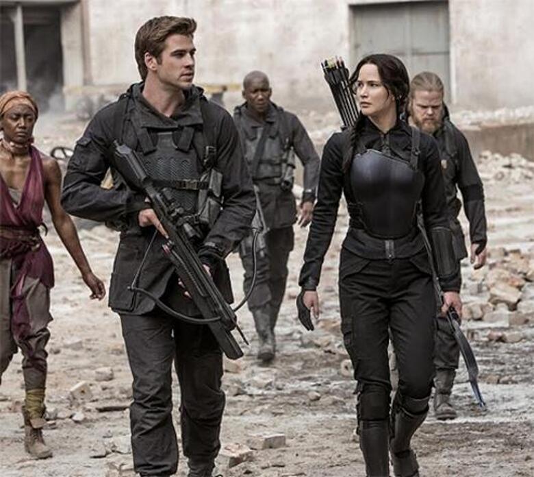 Для Лиама Хемсворта поцелуй с Дженнифер Лоуренс стал настоящим испытанием. Кадр из фильма «Голодные игры: Сойка-пересмешница».