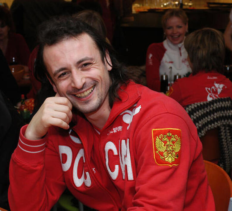 Илья Авербух очень удивился подарку Галустяна. Фото: Lori.ru