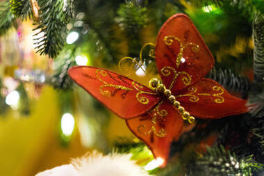 Украшения дл елки нужно тоже выбирать в соответствии с модными тенденциями. Фото: Lori.ru