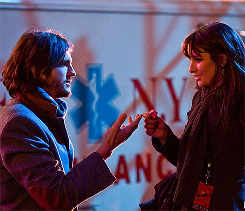 Поцелуй с Эштоном Катчером показался Лии Мишель детским. Кадр из фильма «Старый» Новый год».