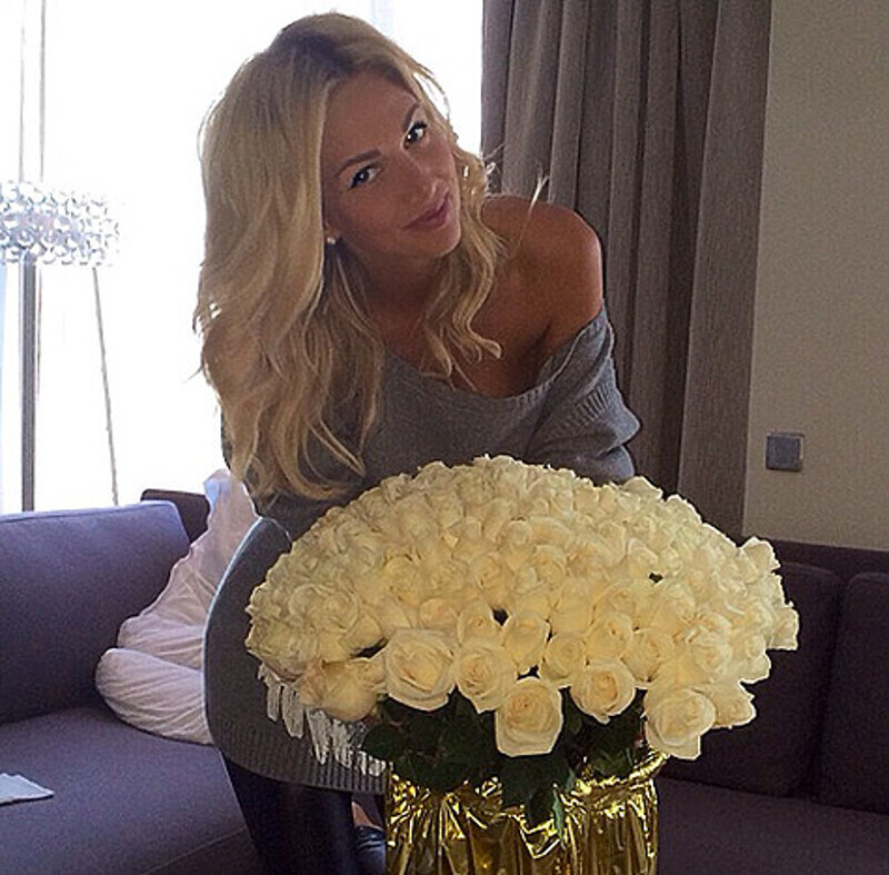 Федор Смолов и Виктория Лопырева в середине декабря прошлого года поженились на Мальдивах, дав клятвы верности и любви. Но футболист до сих пор продолжает радовать любимую сюрпризами и цветами. Фото: Instagram.com/lopyrevavika.