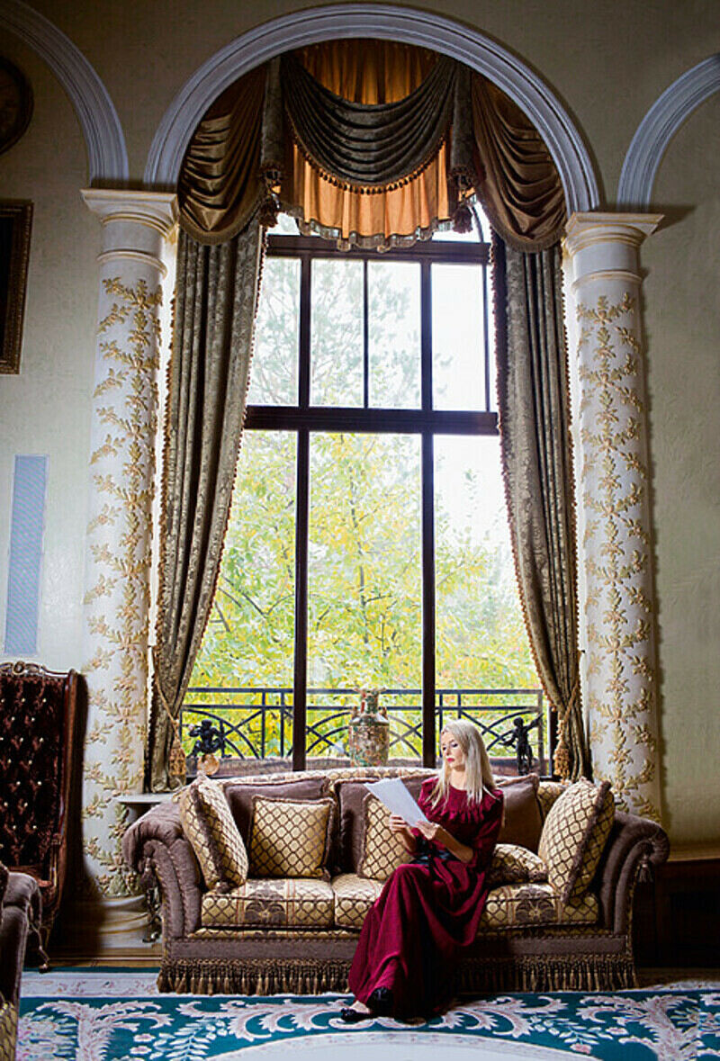 «Без помощи профессионала мы бы не справились – все-таки дом почти в тысячу квадратных метров. А по интерьерному дизайну все идеи были моего мужа». Фото: Мигель; платья: Sergey Sysoev.