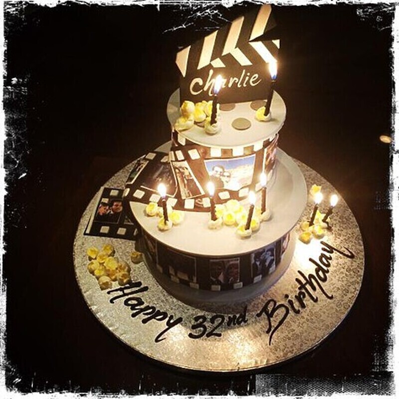 На десерт Чарли получил трехъярусный торт. Фото: социальные сети