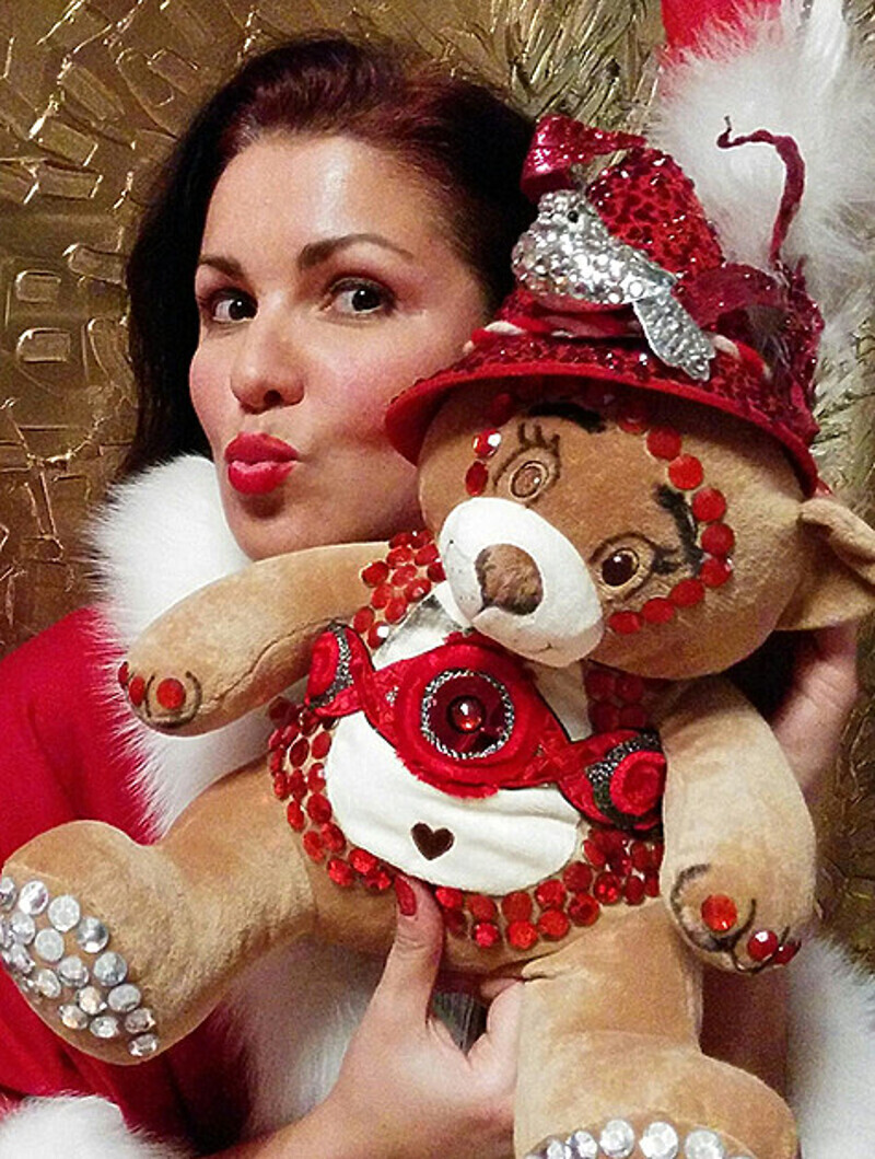 Анна Нетребко с удовольствием отмечает добрые и светлые праздники других народов. Фото: Twitter.com/@AnnaNetrebko.