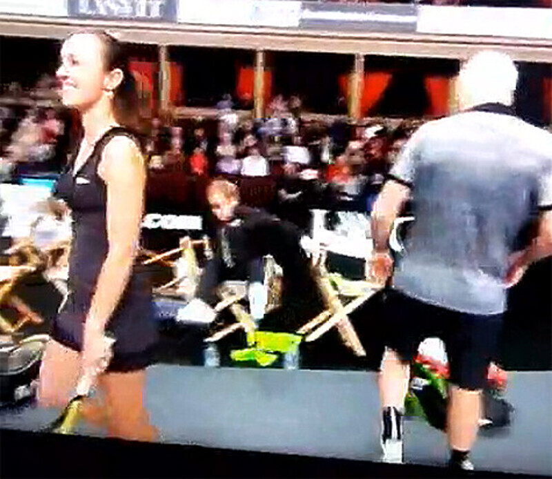 Элтон Джон упал со стула во время благотворительного теннисного турнира, организованного с целью поддержки Фонда по борьбе со СПИДом.