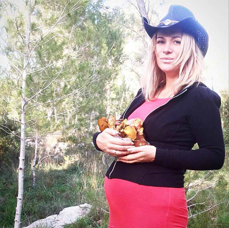 Виктория впервые показала свой округлившийся животик. Фото: социальные сети.