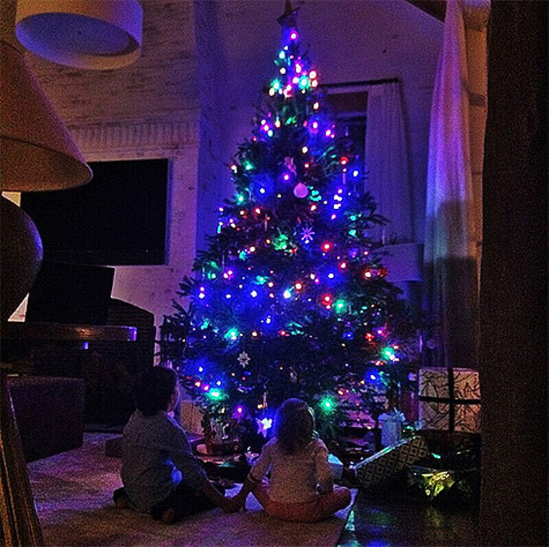 Дети Жизель Бундхен в восторге от елки. Фото: Instagram.com.