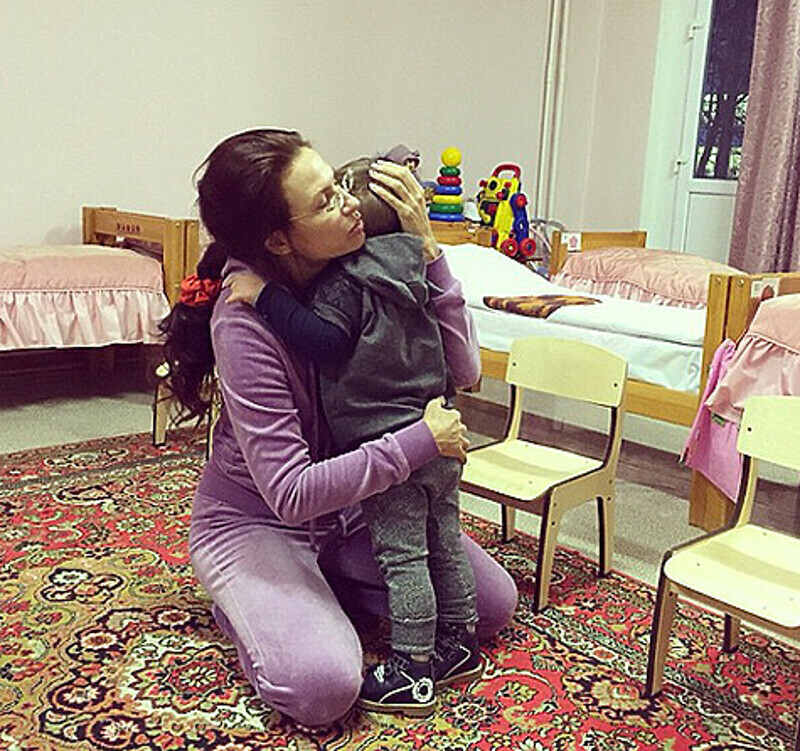 Маме и сыну все равно пришлось ненадолго расстаться. Переживали оба и очень сильно. В подписи к этому снимку Эвелина попыталась передать чувства сына: «Мама, оставайся! Хотя бы нянечкой!» Фото: Instagram.com/Semensemin.