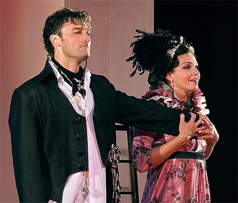 Александра Урсуляк и Александр Арсентьев в спектакле "Дамский портной". Фото: www.teatrpushkin.ru/people/ursulyak-aleksandra-sergeevna.