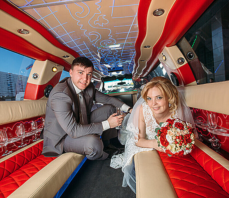 Чаще всего для свадеб заказывают лимузины-джипы. Наиболее комфортный и менее дорогостоящий — Ford. Фото автора.