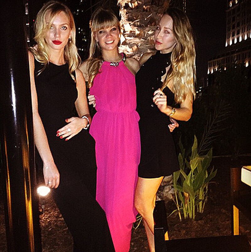 Алла Михеева с подругами. Фото: Instagram.com/Allamikheeva.