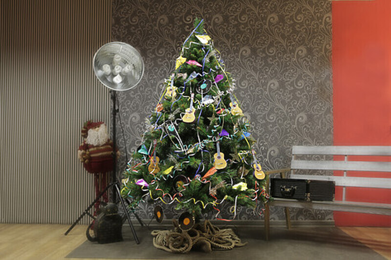 Новогодняя елка Арбениной и "Ночных Снайперов" будет продана с аукциона.