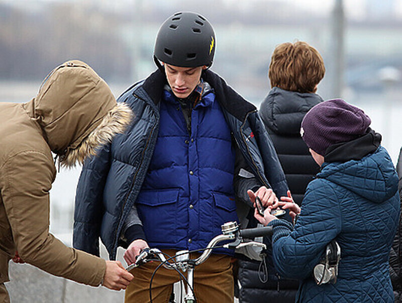 Герой Павла Табакова - трудный подросток, переживающий первую любовь. Он не ладит с отцом и мачехой, идет против воли старших, прогуливает школу...