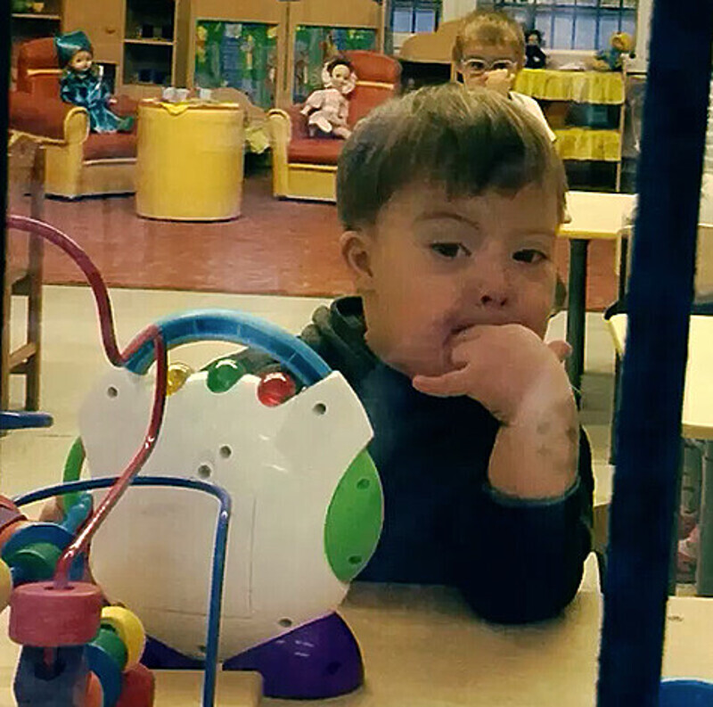 Бледанс так волновалась, что еще долгое время наблюдала за сыночком через окно: «Родители! Пока вы на работе, думайте об окошках своих садиков..!» Фото: Instagram.com/Semensemin.