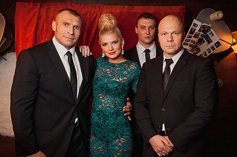 В новом клипе ее будут окружать и брутальные немногословные типы... Фото: пресс-службы