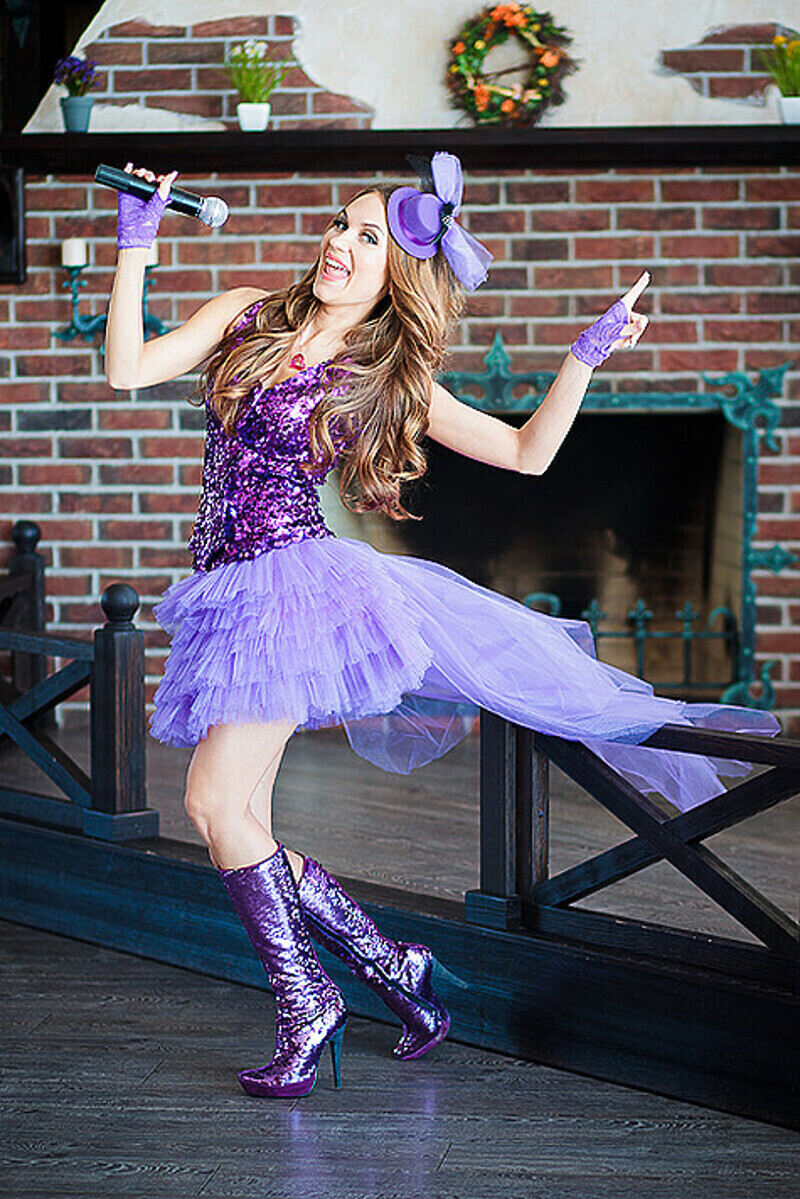 Профессиональные ведущие на свадьбах обычно работают в паре с ди-джеями. Фото автора.